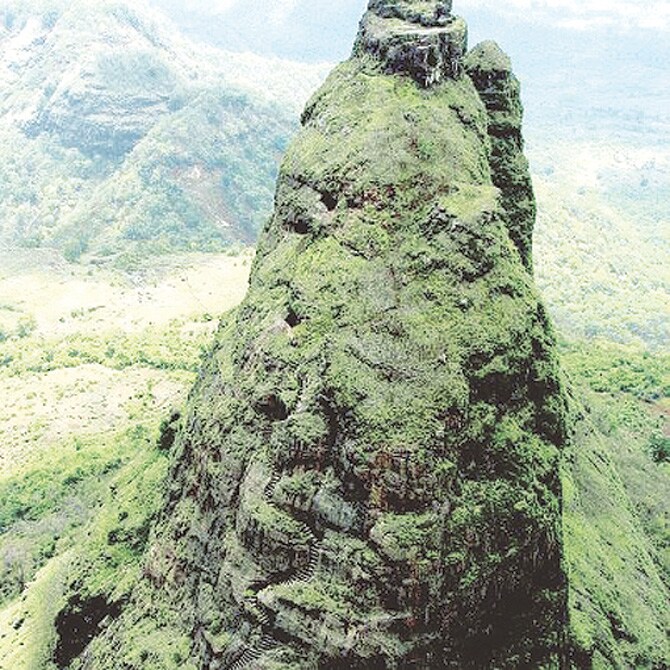 किल्ले मुरंजन उर्फ प्रबळगड हा भारताच्या महाराष्ट्र राज्यातील एक किल्ला आहे. हा किल्ला मुंबई-पुणे हमरस्त्यावरुन दिसतो. प्रबळगड ऊर्फ मुरंजन हा किल्ला त्याच्या शेजारी असलेल्या कलावंतीण सुळक्यामुळे सहज ओळखता येतो. रायगड जिल्ह्य़ातील पनवेल तालुक्यात हा गड येतो. याची पायथ्यापासून उंची ४५० मीटर आहे. किल्ल्यावर फक्त पावसाळ्यात पाणी असते, इतर ऋतूत गडावर पाणी नसते. गडाच्या माथ्यावरून पूर्वेला पेबचा किल्ला आणि माथेरानचे पठार दिसते. पश्चिमेला पनवेल शहर तर उत्तरेला गाढेश्वर तलाव असून दक्षिणेला इर्शाळगड आणि पाताळगंगा नदी दिसते. गडावर राहण्याची व्यवस्था नाही.