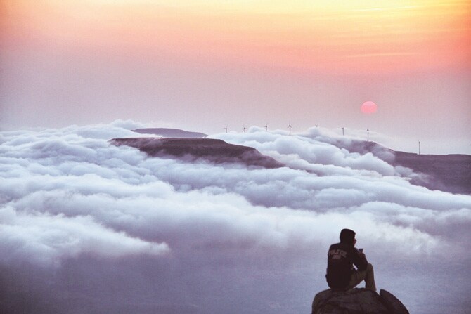 कळसुबाई शिखर हे महाराष्ट्रातील सर्वात उंच शिखर जिल्हातील अकोले तालुक्यात असणाऱ्या सह्याद्री पर्वत रांगेत आहे. याचि उंची सुमारे १६४६ मीटर आहे. शिखरापर्यंत पोहचण्यासाठी ट्रेकिंग मार्ग आणि पादचारी रस्ते आहेत. शिखरावर जाण्याचा मुख्य रस्ता भंडारदऱ्यापासून ६ कि. मी. असणाऱ्या बारी या गावापासून सुरु होतो. नाशिक-इगतपुरी महामार्गावरील घोटी या गावापासून घोटी -भंडारदरा रस्त्याने गेल्यास बारी हे गाव लागते. इगतपुरी मधुन पहाटे ५.०० वाजता बारी तसेच पुण्याच्या दिशेने वाहने जातात. ह्या प्रवासाला तीन तासांचा अवधी लागतो. बारी गावातून थोडे अंतर गेल्यावर श्री हनुमानाचे मंदिर येते. या हनुमान मंदिरापाठीमागून जाणाऱ्या मार्गाने यात्री शिखरापर्यंत जाण्याचा मार्ग सुरु होतो. चढाईतील काही भाग वगळता बाकीचा रस्ता चढण्यास सोपा आहे.