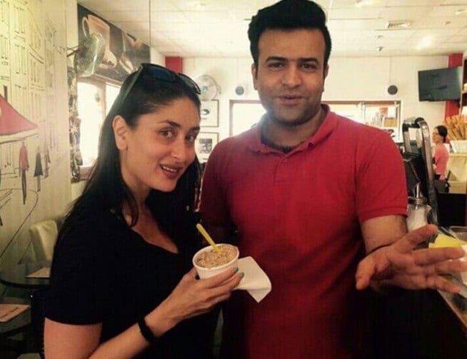 आपल्या एका चाहत्यासह कॅमे-यास पोज देताना करिना.