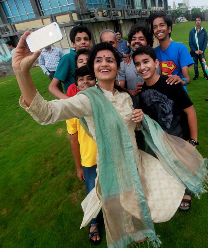 अभिनेत्री अमृता सुभाष आणि चित्रपटातील बच्चे मंडळी सेल्फई टिपताना.
