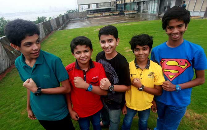 किल्ला चित्रपटातील बाल कलाकार अर्चित देवधर, पार्थ भालेराव, गौरीश गावडे, स्वानंद रायकर आणि अथर्व उपासनी