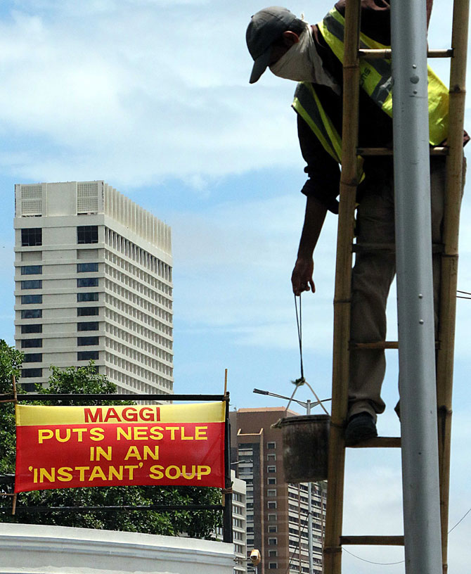 मॅगीवरून सध्या बरेच वादळ उठले असताना मरिन ड्राईव्ह येथे लावण्यात आलेला या विषयाचा समाचार घेणारा बोलका फलक. (छाया-अमित चक्रवर्ती)