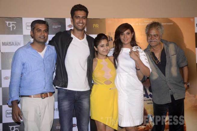 पुरस्कार विजेता चित्रपट मसानचा नुकताच ट्रेलर लॉन्च करण्यात आला. यावेळी चित्रपटातील मुख्य अभिनेत्री रिचा चड्डासह सहकलाकार विकी कुशाल, दिग्दर्शक नीरज घायवान आणि अभिनेत्री श्वेता त्रिपाठी उपस्थित होते. (छायाः वरिन्दर चावला)