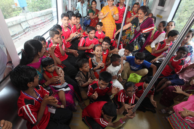 पहिल्या दिवसापासूनच लाखो मुंबईकरांच्या दैनंदिन जीवनाचा भाग झालेली आणि मुंबईकरांना सुखद प्रवासाचा अनुभव देणारी वर्सोवा-अंधेरी-घाटकोपर ही ‘मेट्रो-१’ आज, सोमवारी एक वर्षांची होणार आहे. रविवारी सकाळी मुंबईतील ‘विशेष’ मुलांसाठीच्या एका शाळेतील विद्यार्थी व पालकांसाठी आणि दोन वृद्धाश्रमांतील वृद्धांसाठी खास ‘जॉय राइड’ हा कार्यक्रम झाला. (छाया- दिलीप कागडा)