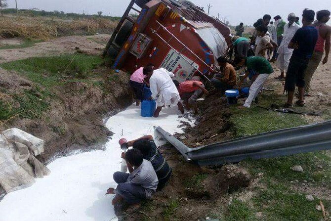 सोलापूर जिल्ह्यातील सांगोला येथे दुधाचा टँकर पालथा होऊन त्यात हजारो लिटर दूध सांडले गेले. हे दूध नेण्यासाठी स्थानिक रहिवाश्यांची अशी धडपड पाहावयास मिळाली.