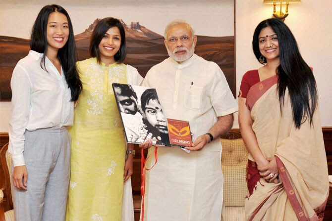 'गर्ल रायझिंग' या अभियानाच्या सदस्यांनी मंगळवारी नवी दिल्ली येथे पंतप्रधान नरेंद्र मोदींची भेट घेतली. (छाया-पीटीआय)