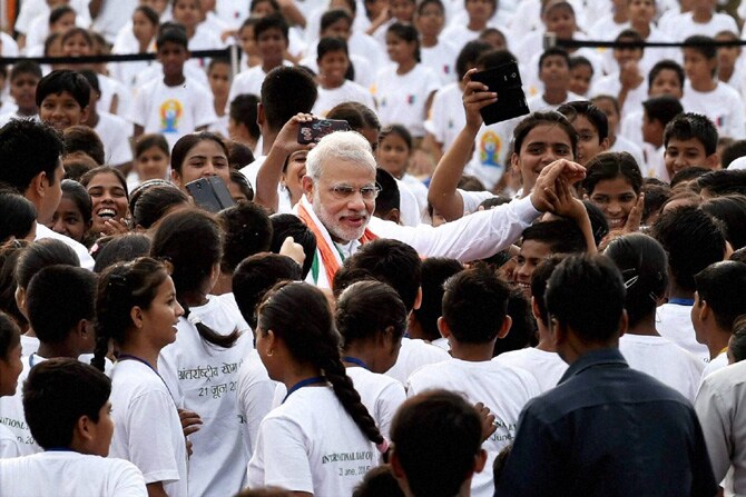 राजपथावरील या भव्य योग सोहळ्याचे दोन विक्रम गिनेस बुकमध्ये नोंदविण्यात आले आहेत. (छाया-पीटीआय)