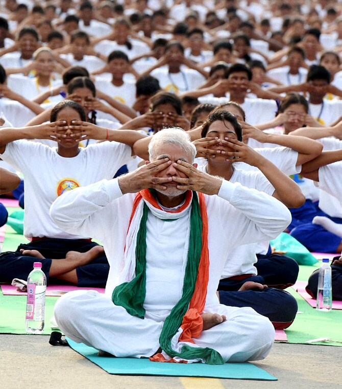 मोदी यांनी योग दिनाच्या कल्पनेला पाठिंबा दिल्याबद्दल संयुक्त राष्ट्रांचे आभार मानले. (छाया-पीटीआय)