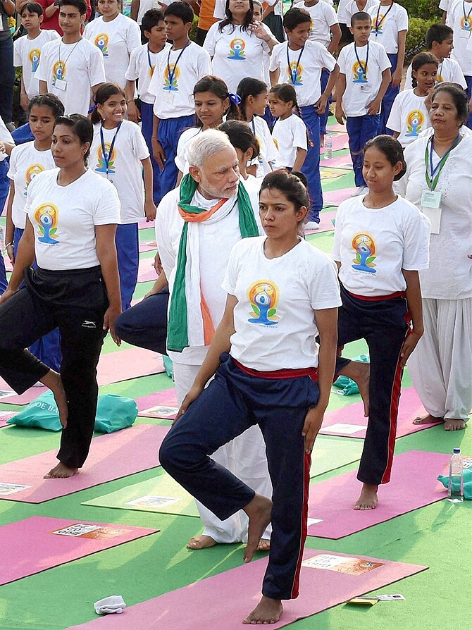 भारताकडून १५२ परदेशी दूतांना बोलावण्यात आले होते. जगभरात १९१ देशांतील २५१ शहरात योग दिन साजरा करण्यात आला. (छाया-पीटीआय)