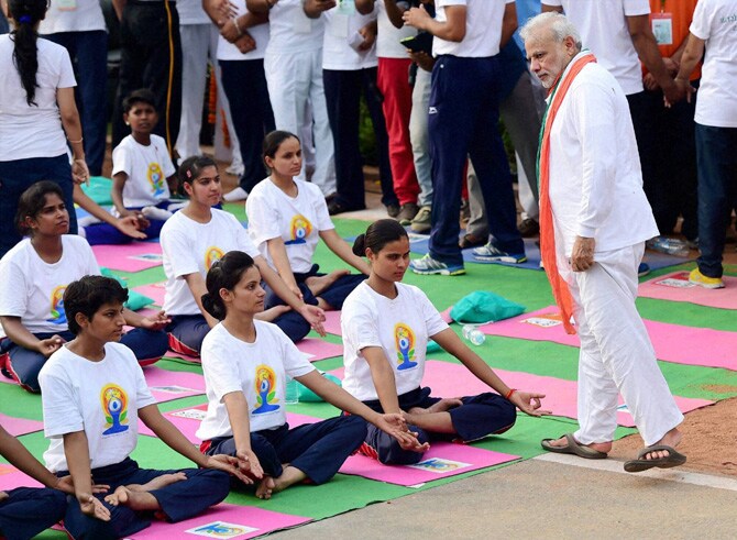 भारतात आंतरराष्ट्रीय योग दिनाच्या निमित्ताने राजधानी दिल्लीत दोन विक्रमांची गिनेस बुकात नोंद झाली. (छाया-पीटीआय)