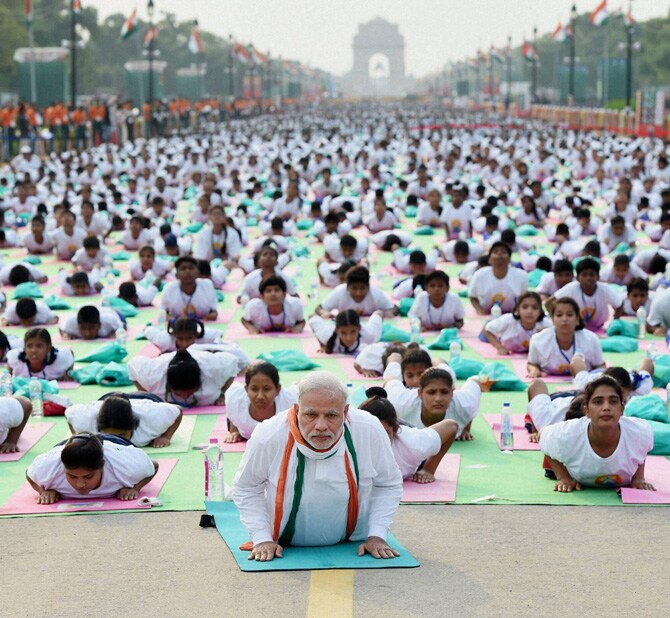 राजपथावरील योगसाधनेत एकाचवेळी ३५९८५ लोकांनी सहभाग घेतला. (छाया-पीटीआय)