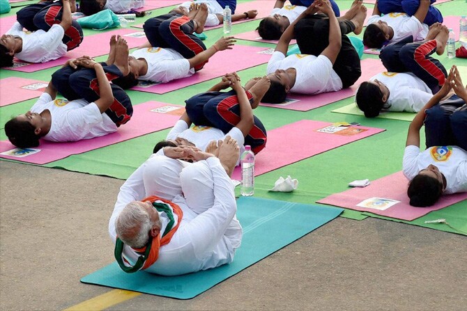 आसने हे योगाचे एक मोठे चित्र आहे, पण त्यात संगीताचा जसा ताल-सूर असतो त्याचेही भान असते, असे मोदी म्हणाले. (छाया-पीटीआय)