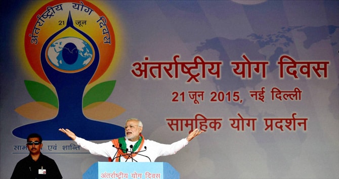 योगदिनानिमित्ताने आपण कुठला दिवस साजरा करीत नाही तर मनाला प्रशिक्षण देत आहोत, शांतता व सुसंवादाचे नवे पर्व यामुळे सुरू झाले आहे. प्रगतीसाठी प्रत्येकाने योगाचा वापर करायला हवा. मात्र त्याचा व्यावसायिक हेतूने उपयोग केला जाऊ नये. - नरेंद्र मोदी (छाया-पीटीआय)