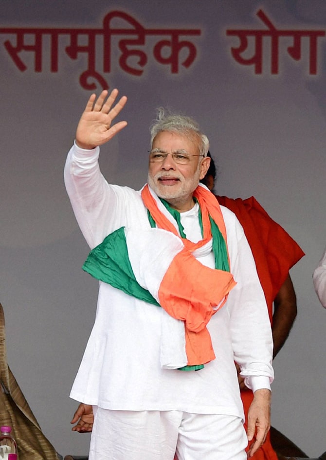 सुमारे दोन तास चाललेल्या योग अभ्यासात २१ योगमुद्रांचा सराव करण्यात आला. (छाया-पीटीआय)