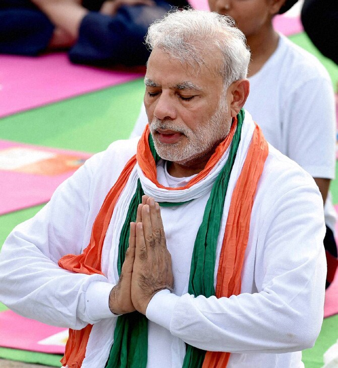 आंतरराष्ट्रीय योग दिनाच्या निमित्ताने जगात शांतता व सुसंवादाच्या नव्या पर्वाची पहाट झाली आहे, असे पंतप्रधान नरेंद्र मोदी यांनी राजपथावरील योग दिन कार्यक्रमात सहभागी झाल्यानंतर सांगितले. (छाया-पीटीआय)
