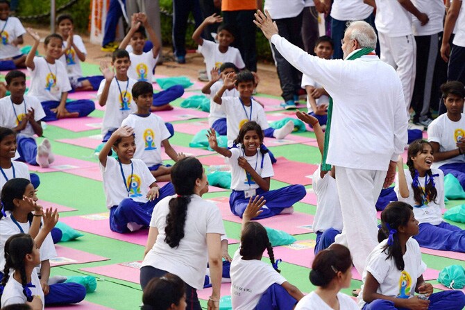 ऑस्ट्रेलिया, ब्रिटन, अमेरिका या प्रमुख राष्ट्रांसमवेत आशिया, आफ्रिका खंडातील अनेक राष्ट्रांमध्ये उत्स्फूर्तपणे योगदिवस साजरा करण्यात आला. (छाया-पीटीआय)