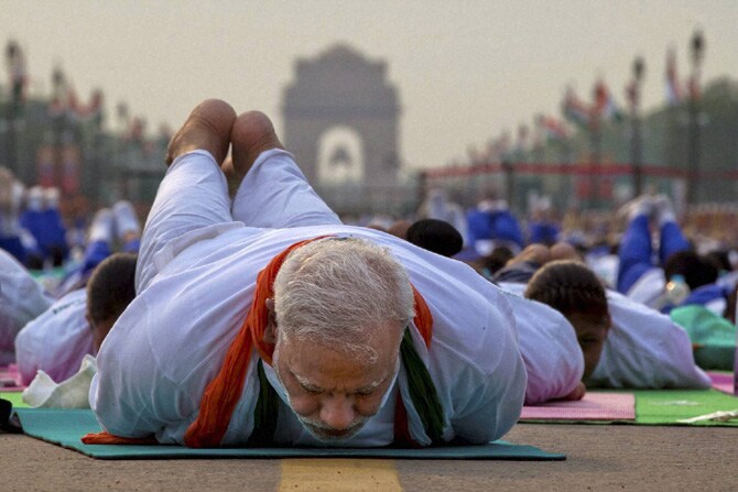 भारतात उगम पावलेल्या योगविज्ञानाची गाथा 'आंतरराष्ट्रीय योगदिना'निमित्ताने रविवारी जगभरामध्ये उलगडली आणि सर्वच खंडांमधील नागरिक आसनमग्न झाले. (छाया-पीटीआय)