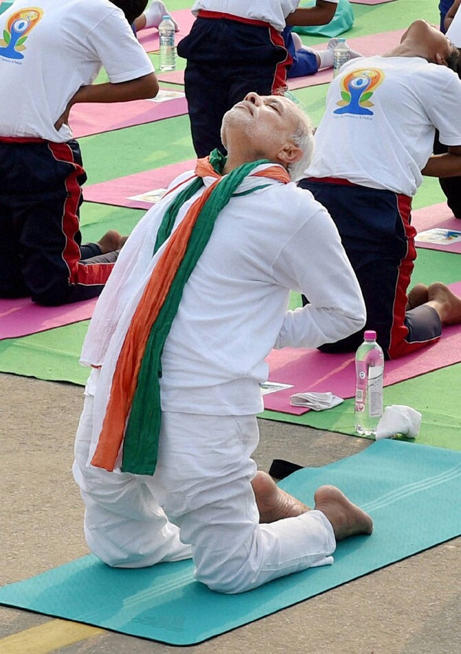 योग दिनाचा कार्यक्रम हा राजकारणाचा भाग नव्हता, तर लोकांच्या कल्याणाचा त्यांच्या फायद्याचा भाग होता, असे मोदी यांनी सांगितले. (छाया-पीटीआय)