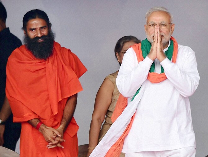 रामदेवबाबा यांच्याबरोबर मोदी प्रथम मंचावर उपस्थित होते. दिल्लीचे मुख्यमंत्री अरविंद केजरीवाल, नायब राज्यपाल नजीब जंग, परदेशी दूतावासांचे अधिकारी उपस्थित होते.(छाया-पीटीआय)