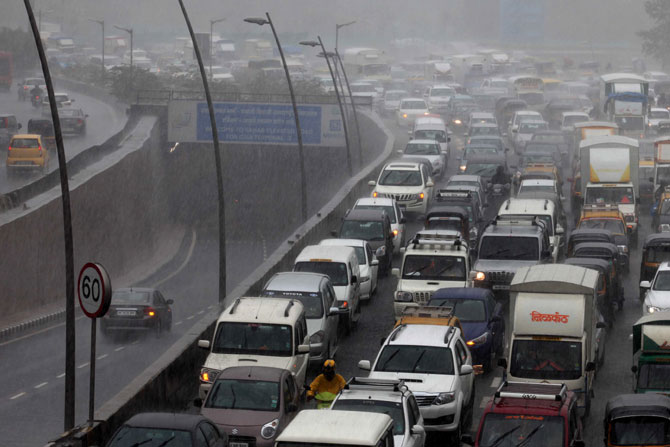 मुंबईत गुरूवार सकाळपासून मुसळधार पाऊस सुरू आहे. रस्त्यावरदेखील पावसाचे पाणी साचल्यामुळे वाहतुकीची कोंडी झालेली पहायला मिळत आहे. (छाया - वसंत प्रभू)