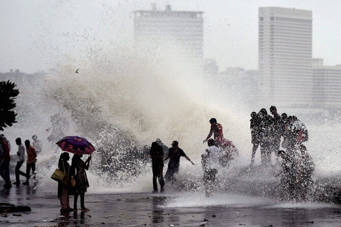 हवामान खात्याने शनिवारी मुंबईमध्ये भरतीवेळी मोठ्या उंचीच्या लाटा येणारह असल्याचा अंदाज वर्तवला होता. असे असताना देखील मुंबईकरांनी समुद्र किनाऱ्यांवर पावसात भिजण्याच्या आनंद घेतला. (छाया: पीटीआय)