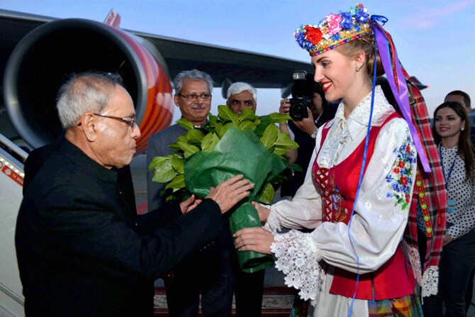 राष्ट्रपती प्रणब मुखर्जी यांचे बेलारूस येथे मोठ्या उत्साहात स्वागत करण्यात आले. (छाया-पीटीआय)