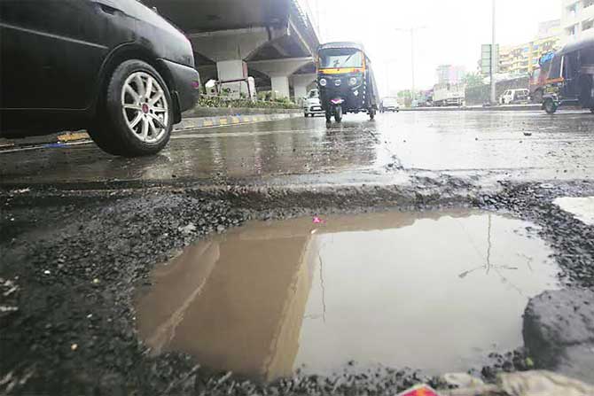 सालाबादप्रमाणे रस्ते यंदाही खड्डय़ात