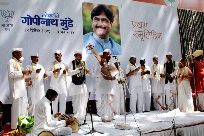 भाजपचे दिवंग त नेते गोपीनाथ मुंडे यांच्या प्रथम स्मृतीदिनानिमित्त नरिमन पॉईंट येथे आयोजित करण्यात आलेल्या कार्यक्रमात कलावंतांनी पारंपारिक पध्दतीने गाणी गाऊन त्यांना श्रध्दांजली वाहिली. (छाया-पीटीआय)