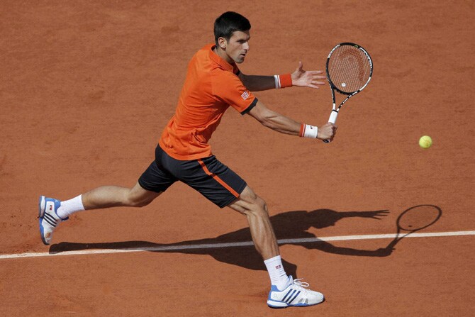 लाल मातीवर दंतकथा सदृश अद्भुत वर्चस्व गाजवणाऱ्या राफेल नदालला चीतपट करण्याची ऐतिहासिक किमया नोव्हाक जोकोव्हिचने करून दाखविली. नोव्हाक जोकोव्हिचने लाल मातीचा अनभिषिक्त सम्राट राफेल नदालवर ७-५, ६-३, ६-१ असा सरळ सेट्समध्ये विजय मिळवत इतिहास घडवला. (छाया- पीटीआय)