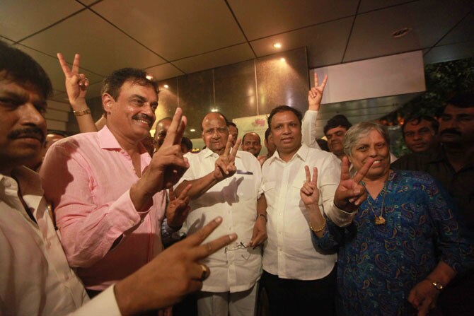 राजकीय नेते, प्रशासक आणि माजी क्रिकेटपटू यांच्या आरोप-प्रत्यारोपामुळे प्रतिष्ठेच्या झालेल्या मुंबई क्रिकेट असोसिएशनच्या द्वैवार्षिक निवडणुकीत राष्ट्रवादीचे नेते शरद पवार (१७६ मते) यांनी 'क्रिकेट फर्स्ट'च्या विजय पाटील (१४२) यांना ३४ मतांनी हरवून सातव्यांदा अध्यक्षपदावर आपले नाव कोरले. (छाया- केविन डिसोझा)