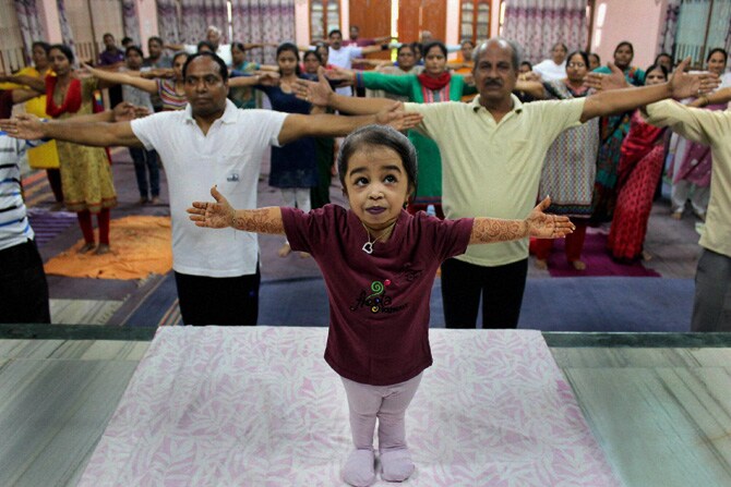 ज्योती अमगे या जगातील सर्वात छोट्या महिलेने शनिवारी 'जागतिक योग दिना'च्या पुर्वसंधेला नागपूर येथे योगा वर्गाला हजेरी लावली होती. (छाया: पीटीआय)