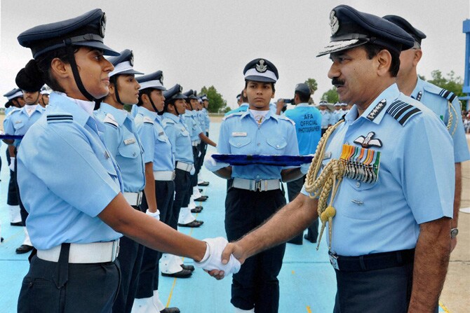वायुसेना प्रमुख अरूप राहा यांनी शनिवारी हैद्राबाद मधील वायुसेना अकादमीमध्ये पारपडलेल्या पदविदान संचलनामध्ये महिला कॅडेटचे अभिनंदन केले. (छाया: पीटीआय)