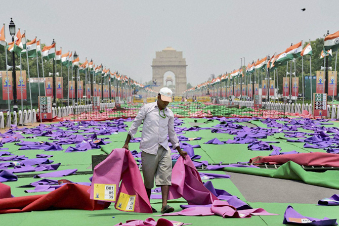 उत्तर अर्धगोलार्धातील सर्वात मोठा दिवस म्हणून आत्तापर्यंत ओळख असलेल्या २१ जूनला यंदाच्या वर्षांपासून योगदिवसाचा दर्जा मिळणार आहे. संयुक्त राष्ट्रांच्या आमसभेने ११ डिसेंबर २०१४ रोजी २१ जून हा आंतरराष्ट्रीय योग दिवस म्हणून साजरा करण्याचे ठरवले. जगभरामध्ये आज हा दिवस साजरा करण्यासाठी योगप्रेमी सरसावले आहेत. तर संपूर्ण देश विविध कार्यक्रमांसाठी योगसज्ज झाला आहे. योगदिनाच्या पूर्वसंध्येला शनिवारी नवी दिल्लीतील राजपथावर भव्य योगसोहळ्याची तयारी पूर्ण करण्यात आली. (छाया: पीटीआय)