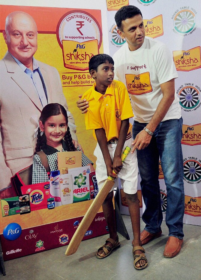 १९ वर्षांखालील भारतीय क्रिकेटसंघाचा प्रशिक्षक आणि माजी क्रिकेटपटू राहूल द्रविडने बंगळुरू येथील शालेय विद्यार्थांना क्रिकेटबद्दल मार्गदर्शन दिले. (छायाः पीटीआय)