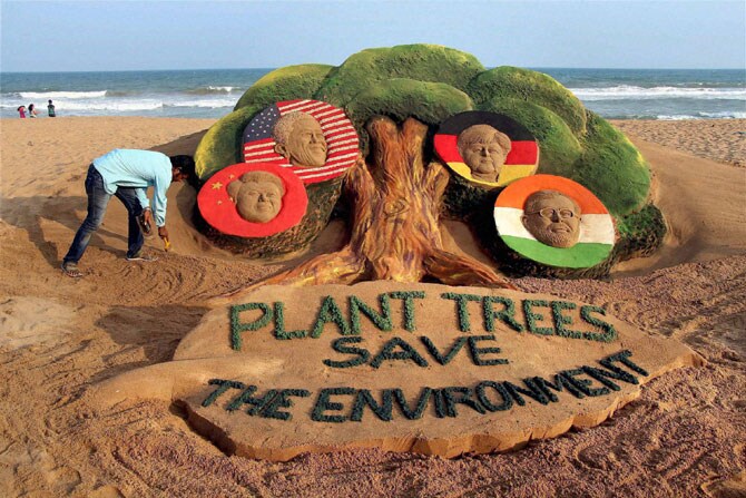 'जागतिक पर्यावरण दिना'च्या औचित्याने 'झाडे लावा पर्यावरण वाचवा' असा संदेश देणारे वाळूशिल्प ओडिशा येथील समुद्रकिनारी तयार करण्यात आले आहे. (छायाः पीटीआय)