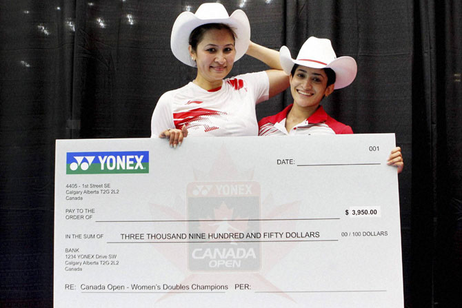 २०१०च्या राष्ट्रकुल स्पर्धेतील सुवर्णपदक विजेत्या ज्वाला गट्टा आणि अश्विनी पोनप्पा या भारतीय जोडीने कॅनडा खुल्या बॅडमिंटन स्पध्रेत महिला दुहेरीच्या जेतेपदाला गवसणी घातली. (छायाः पीटीआय)