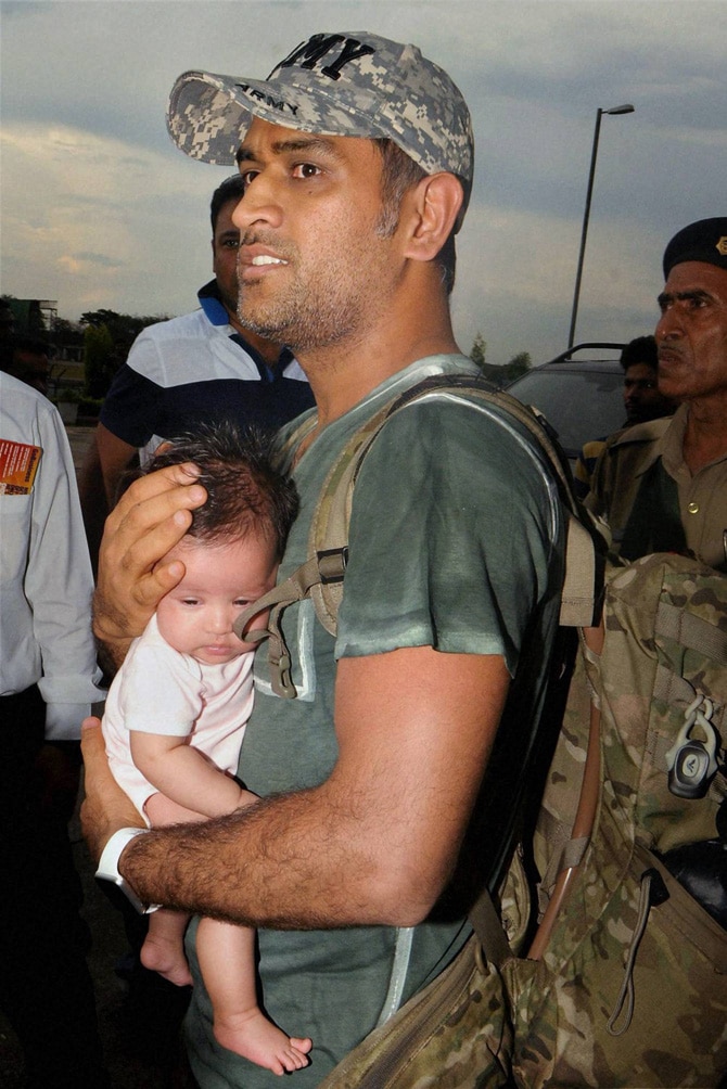 बिर्सा मुंडा आंतरराष्ट्रीय विमातळावर धोनी त्याची चिमुरडी झिवासह दिसला. (छायाः पीटीआय)