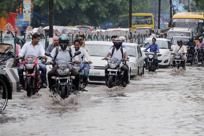 पहिल्या पावसात रांची शहरांतील रस्त्यांवर पाणी तुंबणे नेहमीचेच. सोमवारी वाहनचालकांना साचलेल्या पाण्यातून वाट काढावी लागत होती.(छायाः पीटीआय)