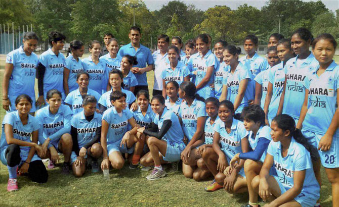 भारताचा क्रिकेट कर्णधार महेंद्रसिग धोनी याने महिला ज्युनिअर महिला हॉकी खेळाडूंची भेट घेतली. (छायाः पीटीआय)