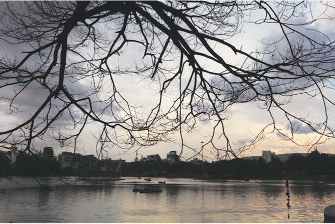 उन्हाच्या काहिलीने त्रस्त असलेले नागरिक पावसाची चातकाप्रमाणे वाट पाहत आहेत. अशातच गुरुवारी मेघांनी आकाशात गर्दी केली नि जलधाराही बरसल्या आणि नागरिकांनी सुटकेचा निश्वास टाकला. ठाणे शहराचा कंठहार समजल्या जाणा-या मासुंदा तलाव म्हणजेच तलावतापळीवर गुरुवारी संध्याकाळी दाटलेल्या मेघांनी अशी गर्दी केली होती. (छायाः दीपक जोशी)