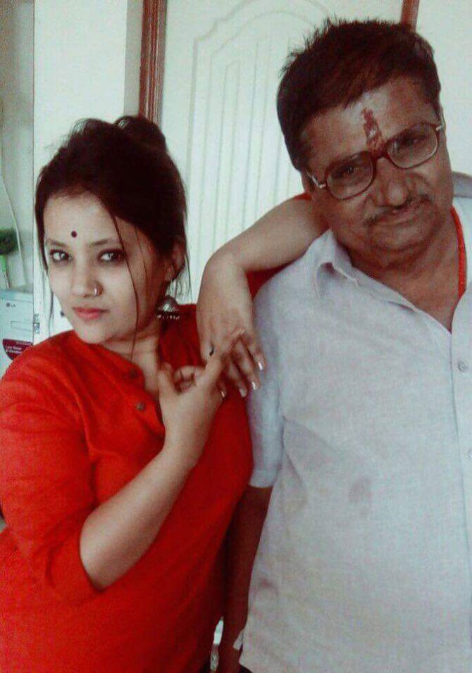 पूजा ठोंबरे तिच्या वडिलांसह