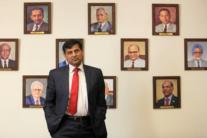 भारतीय अर्थव्यवस्थेला दिशा देण्यात आजवर रिझर्व्ह बँकेच्या गर्व्हनर राहिलेल्या व्यक्तींचे महत्त्वपूर्ण भूमिका बजावली आहे. रिझर्व्ह बँकेच्या मुख्यालयात भिंतीवर या पुर्वाश्रमीच्या गर्व्हनर्सची छायाचित्रे लावण्यात आली आहेत. या पार्श्वभूमीवर रिझर्व्ह बँकेचे सध्याचे गर्व्हनर रघुराम राजन यांचे टिपलेले छायाचित्र. (छाया- प्रशांत नाडकर)