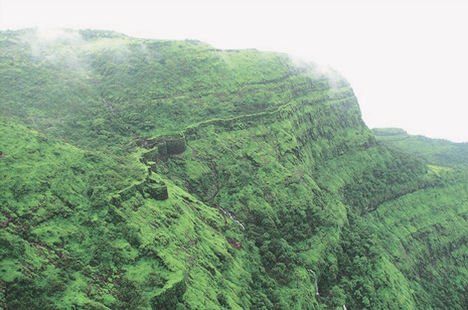 किल्ले रायगड हा महाराष्ट्रातील रायगड जिल्ह्यातील सह्याद्रीच्या पर्वतरांगांत असून समुद्रसपाटीपासून सुमारे ८२० मीटर (२७०० फूट) उंचीवर आहे. गडावर पोहोचायला जवळ-जवळ १७०० पायऱ्या आहेत.जून ते ऑगस्ट दरम्यान पावसाळ्यात रायगडाची सफर केल्यास आपण जणू ढगातूनचं चालत आहोत असे वाटते.