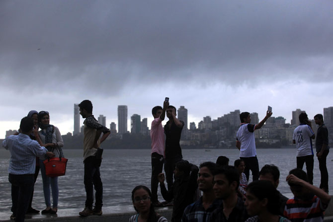 मुंबईकरांना रविवारी यंदाच्या मोसमातील पावसाच्या पहिल्या सरींमध्ये भिजण्याचा आनंद घेतला. (छाया- प्रदीप दास)