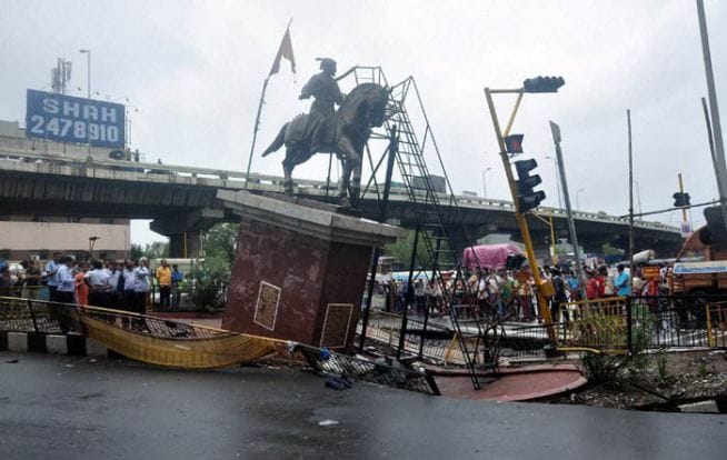 सुरतमधील सहारा दरवाजा येथे मुसळधार पावसामुळे छत्रपती शिवाजी महाराजांच्या पुतळ्यासाठी तयार करण्यात आलेल्या चबुतऱ्याचा भाग तुटला होता. (छाया- पीटीआय)