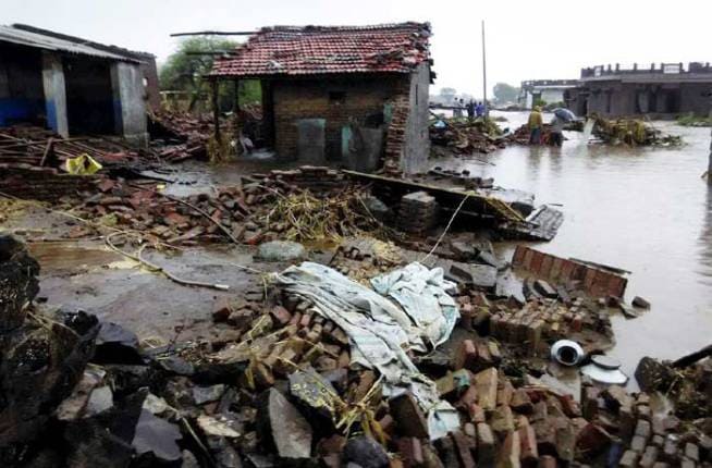 गुजरातमधील राजकोटमध्ये पुरामुळे घरांचे मोठ्याप्रमाणवर नुकसान झाले आहे. (छाया- पीटीआय)