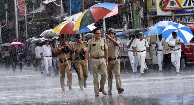 मुसळधार पावसात कोलकात्त्यामधील पोलीस परिसराची पाहणी करताना. (छाया- पीटीआय)