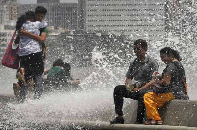 पावसाळ्यात समुद्राच्या लाटा अंगावर झेलत भिजण्याचा आनंद काही औरच असतो. मुंबईतील मरिनड्राईव्हचा समुद्रकिनारा पाऊस आणि समुद्र असा दुहेरी आनंद लुटण्यासाठी येणाऱ्या हौशी लोकांसाठी हक्काचे स्थान आहे. (छाया- एपी)