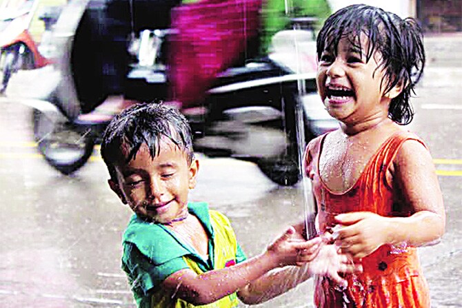 मुंबई, ठाणे परिसरात पावसाने अक्षरश: धिंगाणा घातला असला तरी बच्चे कंपनीने मात्र या मुसळधार पावसाचा मनमुराद आनंद घेतला. पावसात नाचत-बागडत, चिंब भिजत चिमुरडय़ांनी पावसोत्सव साजरा केला. (छाया : गणेश जाधव)