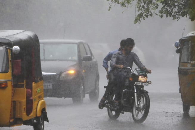मुसधार पावसामुळे हैदराबादमधील या बाईकस्वाराला समोरचा रस्ता दिसेनासा झाल्यामुळे चांगलीच कसरत करावी लागली. (छाया- एपी)